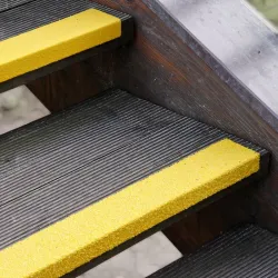 Anti-slip overlay for the step edge, medium intensity R13, grit 46, thickness 3.8 mm
