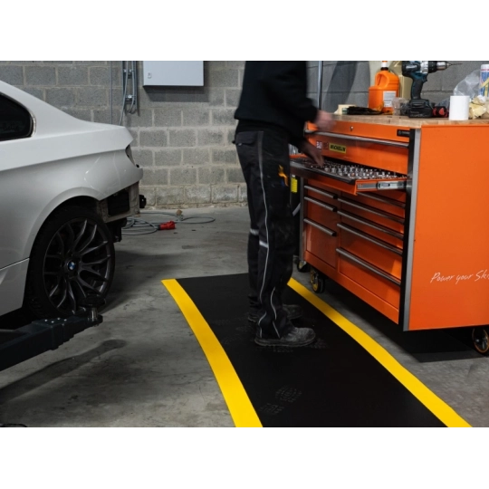 Industrial anti-fatigue mat W1, 60 x 91 cm, black-yellow, dry environment, light standing work up to 3 hours