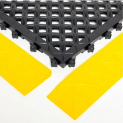 Mata modułowa antybakteryjna, antyzmęczeniowa, 4safety, H9 z otworami w zestawie z obrzeżami, 112 x 112 cm, czarno-żółta