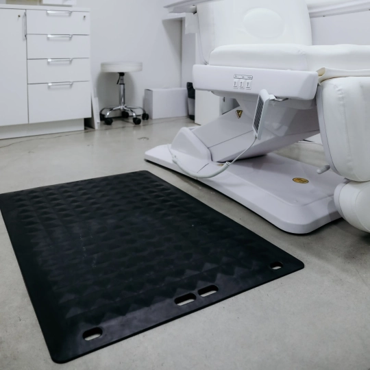Mata ergonomiczna antybakteryjna 4safety, F1, 72 x 102 cm, ciemnoszara, ze zintegrowanymi najazdami
