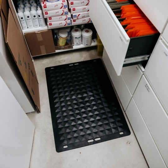 Mata ergonomiczna antybakteryjna 4safety, F1, 72 x 102 cm, ciemnoszara, ze zintegrowanymi najazdami