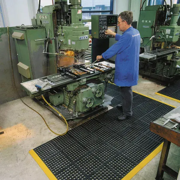 Dlaczego warto stosować maty ergonomiczne?