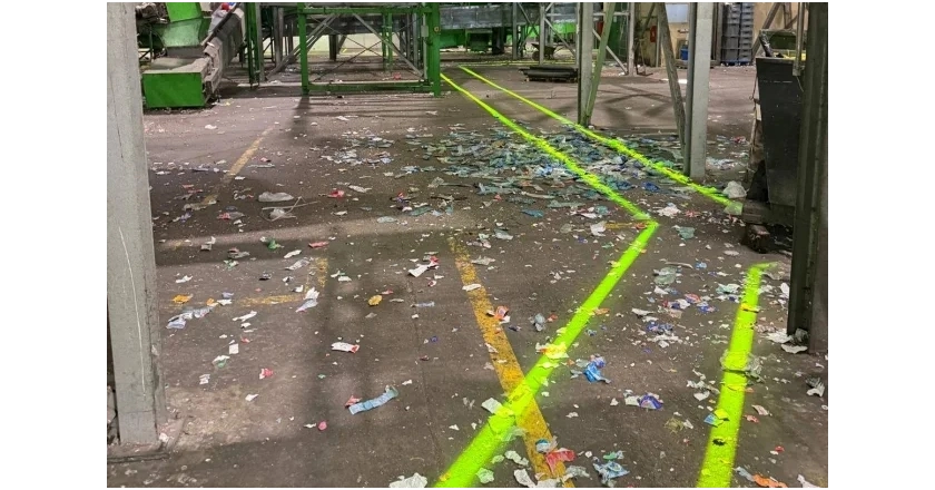 Widoczne oznakowanie mimo pyłu i intensywnego ruchu. 600 metrów linii LED w Zakładzie Utylizacyjnym w Gdańsku.