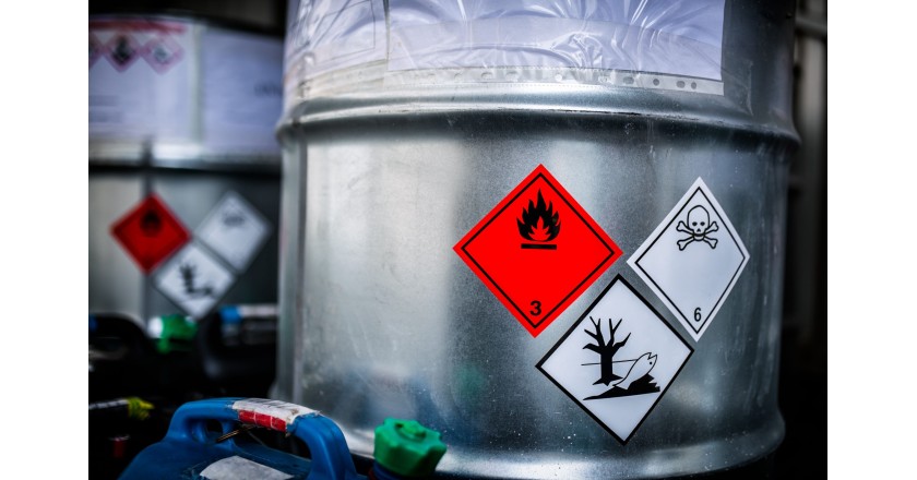 Szafa na chemikalia – Normy, wymagania i zastosowania